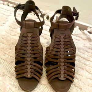 Chunky brown sandals perfect for the fall or summer.